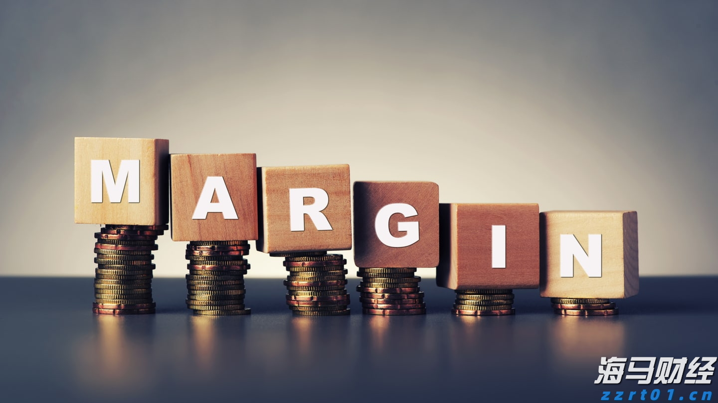  小学生看哥哥们踢十五运会足球赛，一声声加油稚嫩却嘹亮