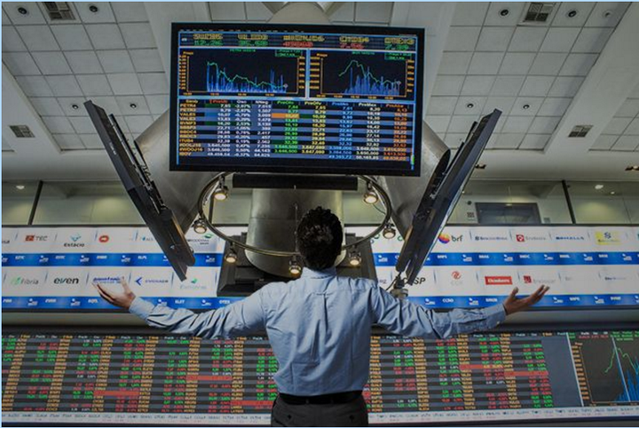 上海一空置店铺玻璃橱窗翻倒，致路人1死1伤！当地称正调查